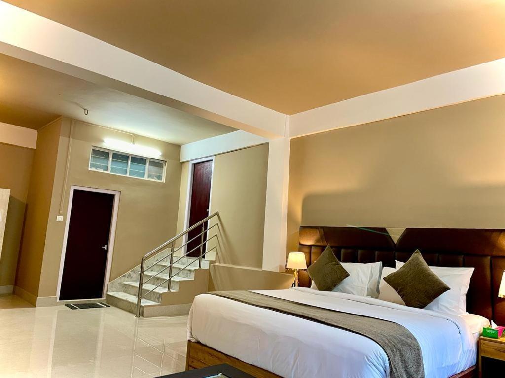 La Colline Resort Kohima Екстер'єр фото
